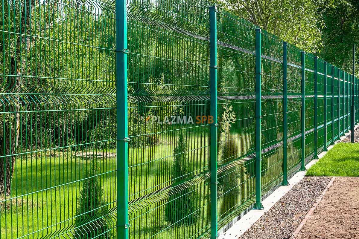 Забор из сетки Гиттер и калитка с замком для ограждения площадки для выгула собак в Петергоф