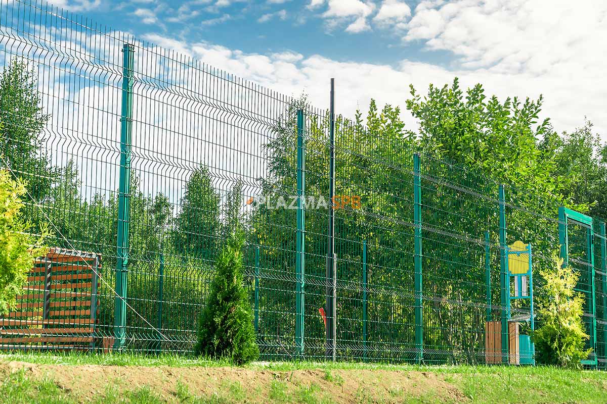 Забор из сетки Гиттер и калитка с замком для ограждения площадки для выгула собак в Петергоф